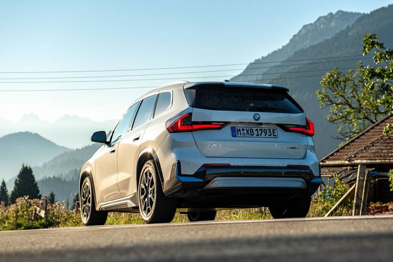  Der BMW iX1 kann trotz seines Gewichts auch fahrdynamisch überzeugen. Antrieb, Fahrwerk und Lenkung sind harmonisch aufeinander abgestimmt. 