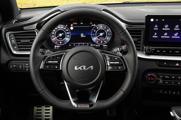 Kia-ProCeed-GT-2023-Steering