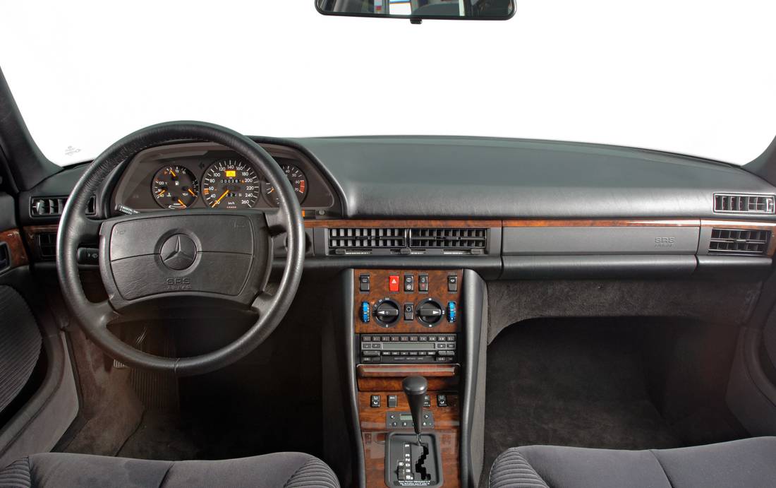 mercedes-benz-560-interior
