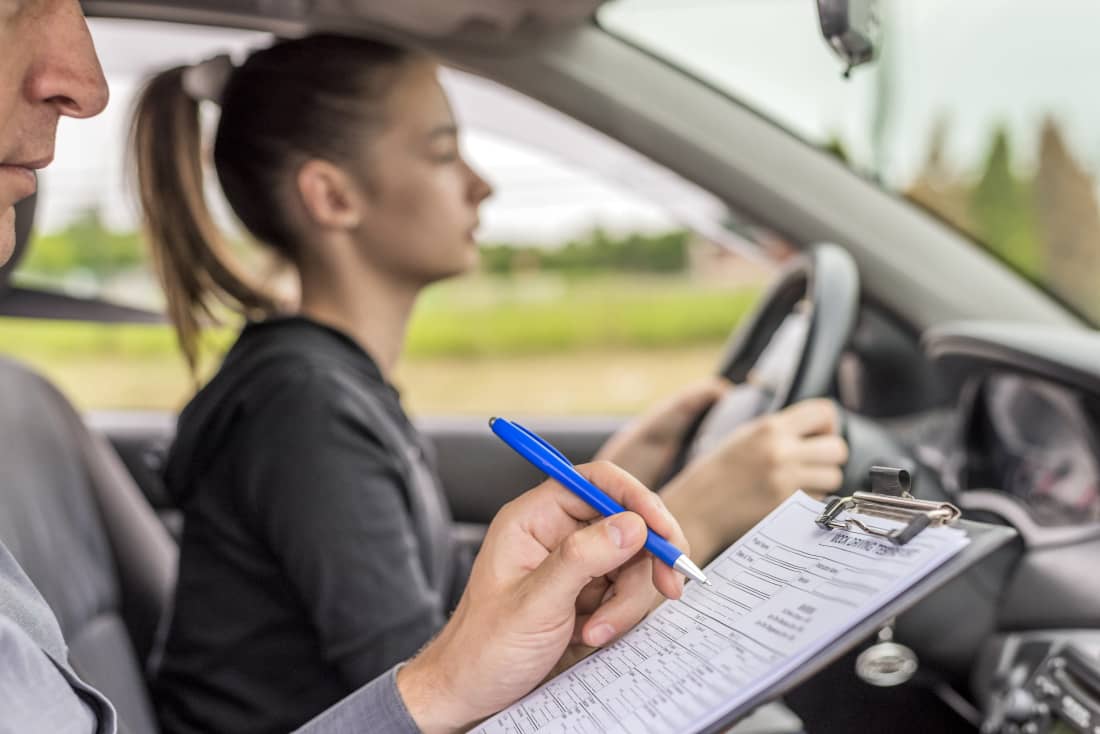 Person, die während der fahrt hupe drückt, sitzt auf einem lenkrad