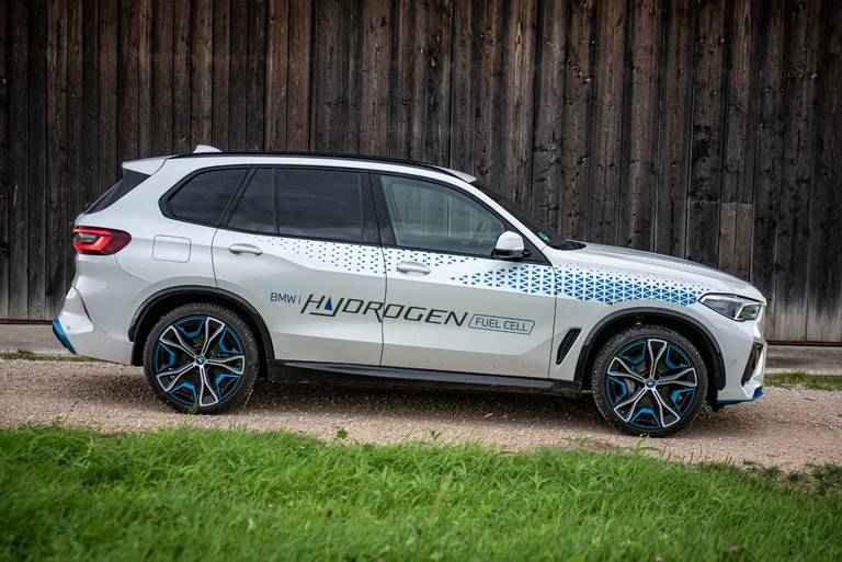  Der BMW iX5 Hydrogen marschiert in glaubhaften < 6 Sekunden aus dem Stand auf Tempo 100. Abgeregelt wird bei 180 km/h. 