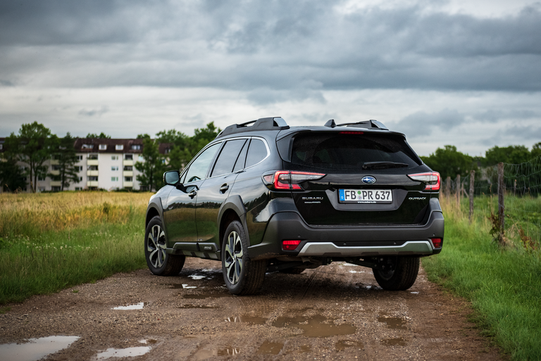 Subaru-Outback-2021-Side-Rear