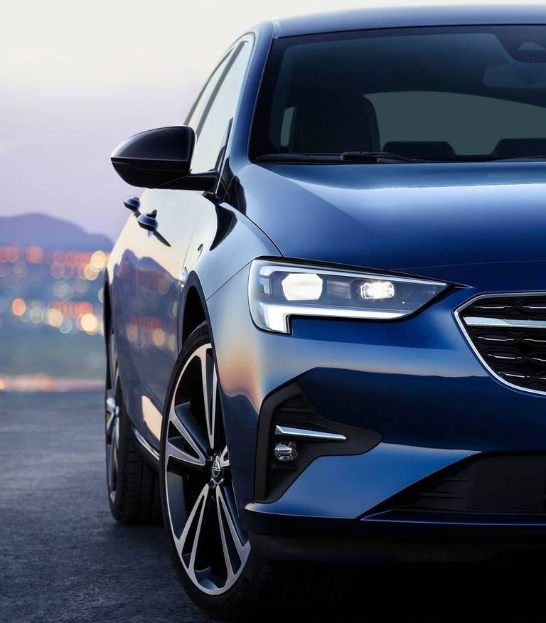 Opel-Insignia-2020-light