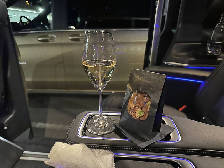 mercedes-v-klasse-eqv-2024-champagner