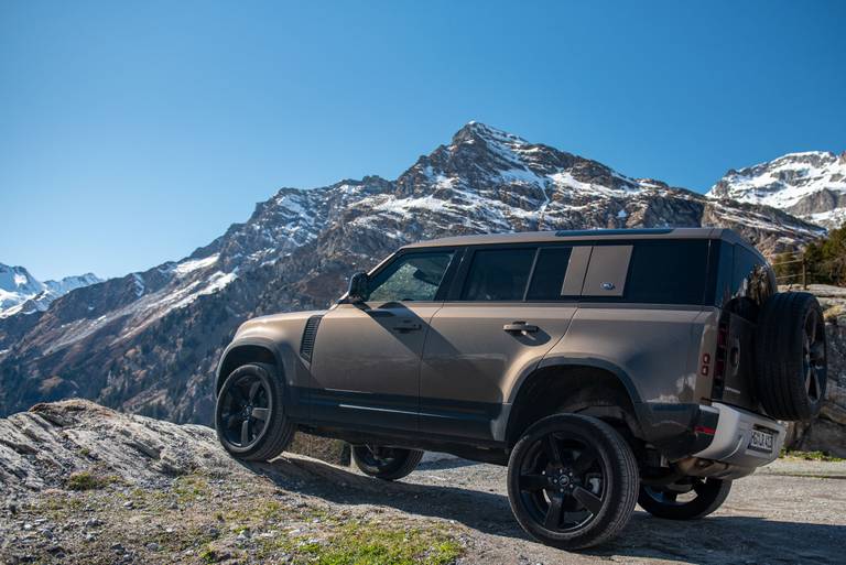  Weiterhin ein Könner abseits befestigter Wege: Der Land Rover Defender hat reichlich Rüstzeug an Bord, damit aus der Geländefahrt kein unkalkulierbares Risiko wird. Den Bergsteigerqualitäten im Wege könnte nur das satte Eigengewicht von 2,6 Tonnen stehen.