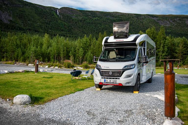  Die Freiheit zu bleiben, wo man will, macht das motorisierte Campieren für viele so attraktiv. Der Pulse Classic 90 macht sowohl auf dem Campingplatz, aber auch mitten in der Wildnis eine gute Figur. 