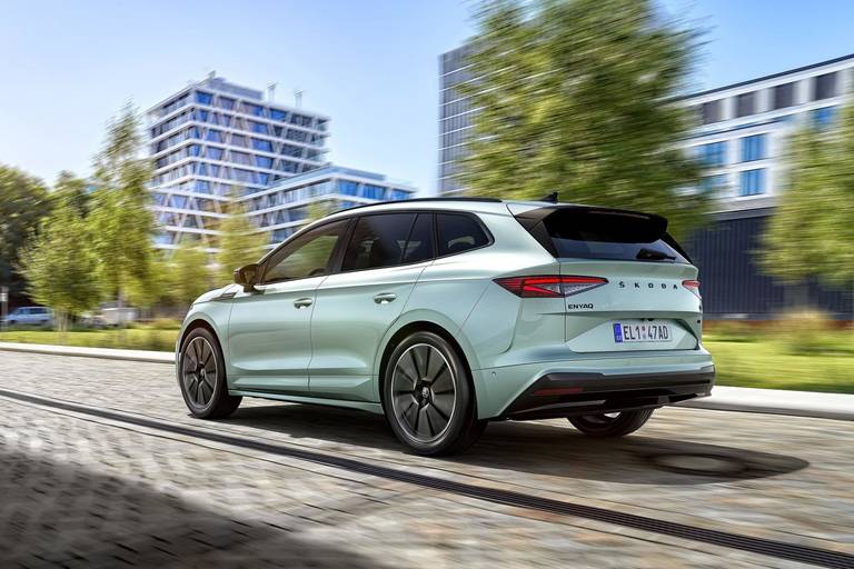  Der Elektro-SUV Skoda Enyaq iV bietet mit seinem bis auf 1.710 Liter erweiterbarem Kofferraum viel Platz.