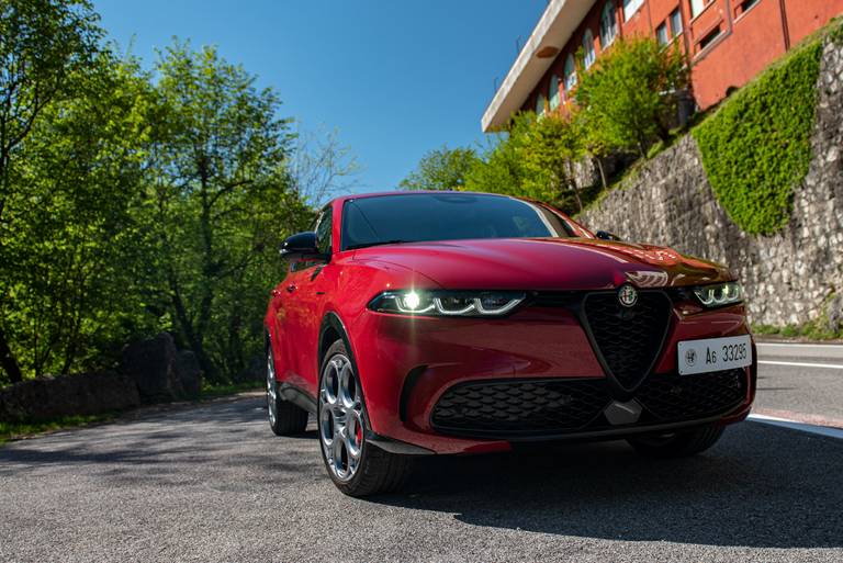  Unverkennbar ein Alfa Romeo: Der Tonale kneift grimmig die LED-Augen zusammen, der markentypische Trilobo-Grill ist beim Veloce schwarz eingefasst.