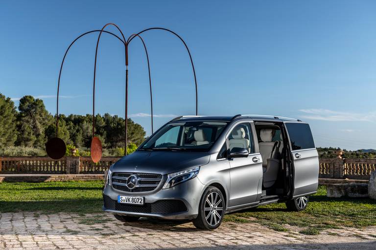  Die V-Klasse von Mercedes-Benz tritt traditionell als großzügiger Van und 7-Sitzer gegen den VW Bus an – mit genauso viel Platz, aber zum günstigeren Einstiegspreis als der “Bulli”.