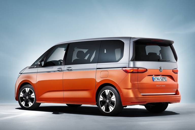  Der Volkswagen Multivan T7 1.4 TSI eHybrid (Kraftstoffverbrauch (WLTP) kombiniert: 1,8 l/100 km; CO2-Emissionen kombiniert: 41 g/km; CO2-Klasse: B)² bietet fünf bis acht Sitzplätze und verfügt dank der Batterie ebenfalls über die Kraft der zwei Herzen.
