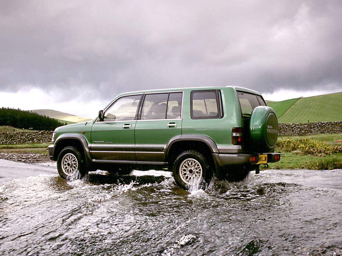 isuzu-trooper-back