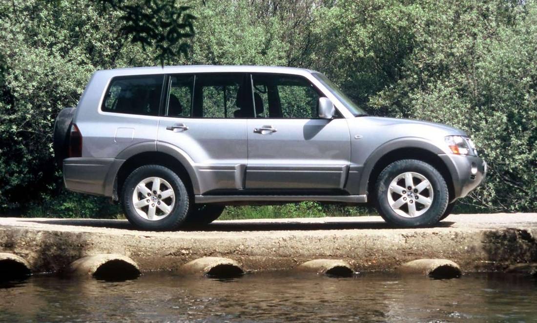 mitsubishi-montero-side