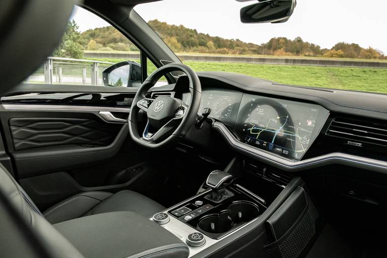 VW-Touareg-R-Hybrid-Side-Interieur