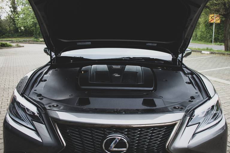 Lexus LS 500 F-Sport Engine 1