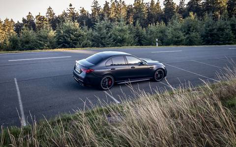 Mercedes-AMG-C63-E-Performance-2024-Titelbild