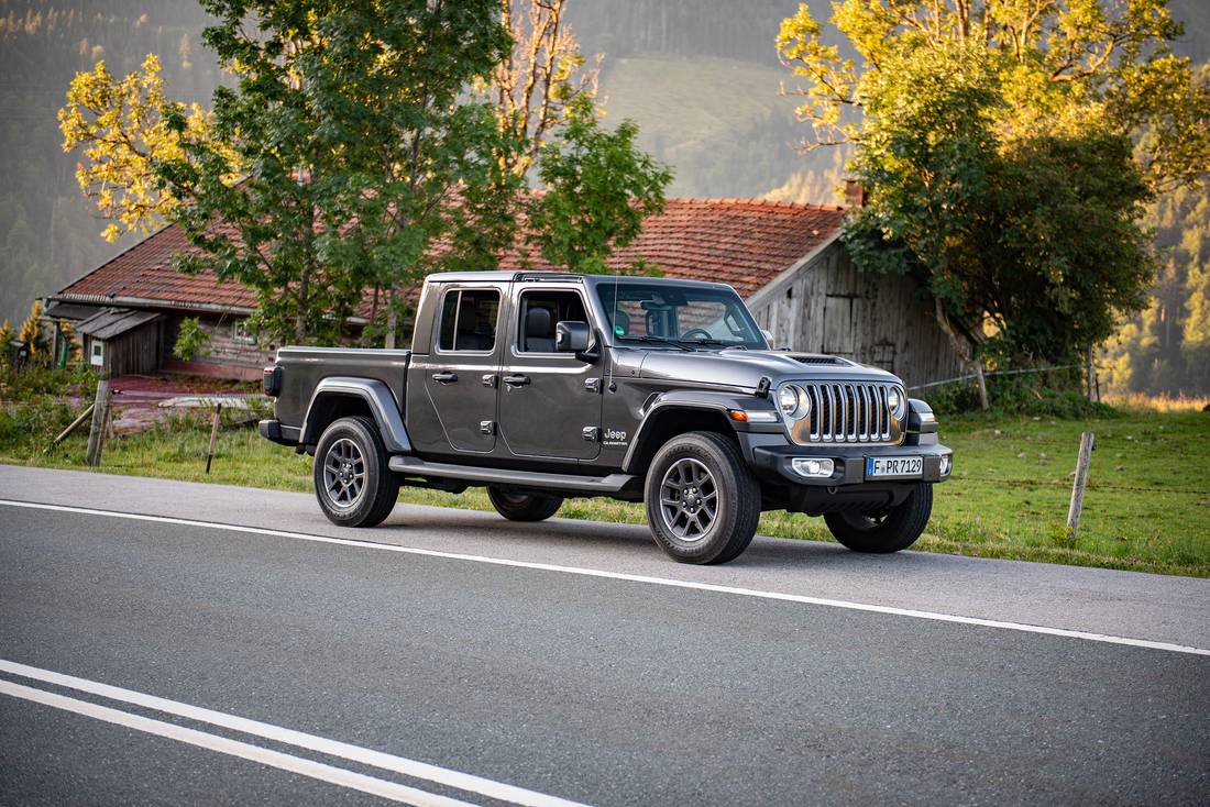 Jeep-Gladiator-Front-Side