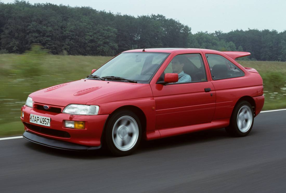 CATION: Ein besonderer Oldtimer in der Klasse der starken Kompakten ist der Ford Escort RS Cosworth. Ein mit 227 PS und 2,0-Liter-Vierzylinder-Turbomotor reinrassiges Rallye-Auto für die Straße.