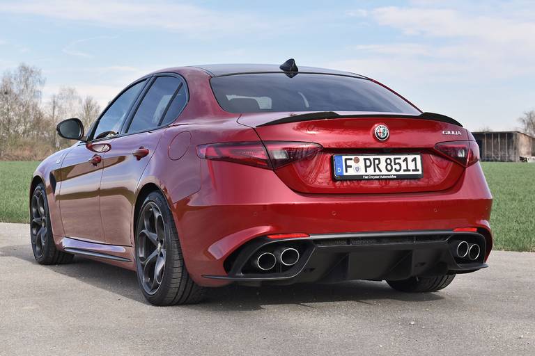 Alfa-Romeo-Giulia-Quadrifoglio-back