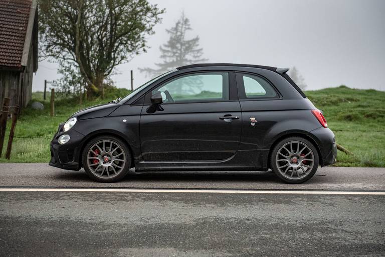  Trotz aller Sportlichkeit: Der Fiat 500 von Abarth verleugnet nicht seine sympatische Kleinwagenform. Knutschkugel-Alarm!