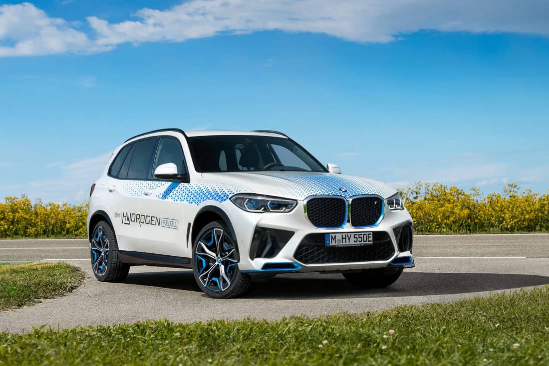  BMW is expanding the X5 program with a hydrogen variant.  Selected customers should be able to test the fuel cell car for the first time at the end of 2022.  Incidentally, the technology was developed in cooperation with Toyota.