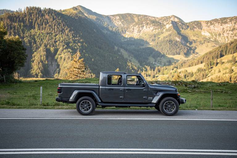 Jeep-Gladiator-Side