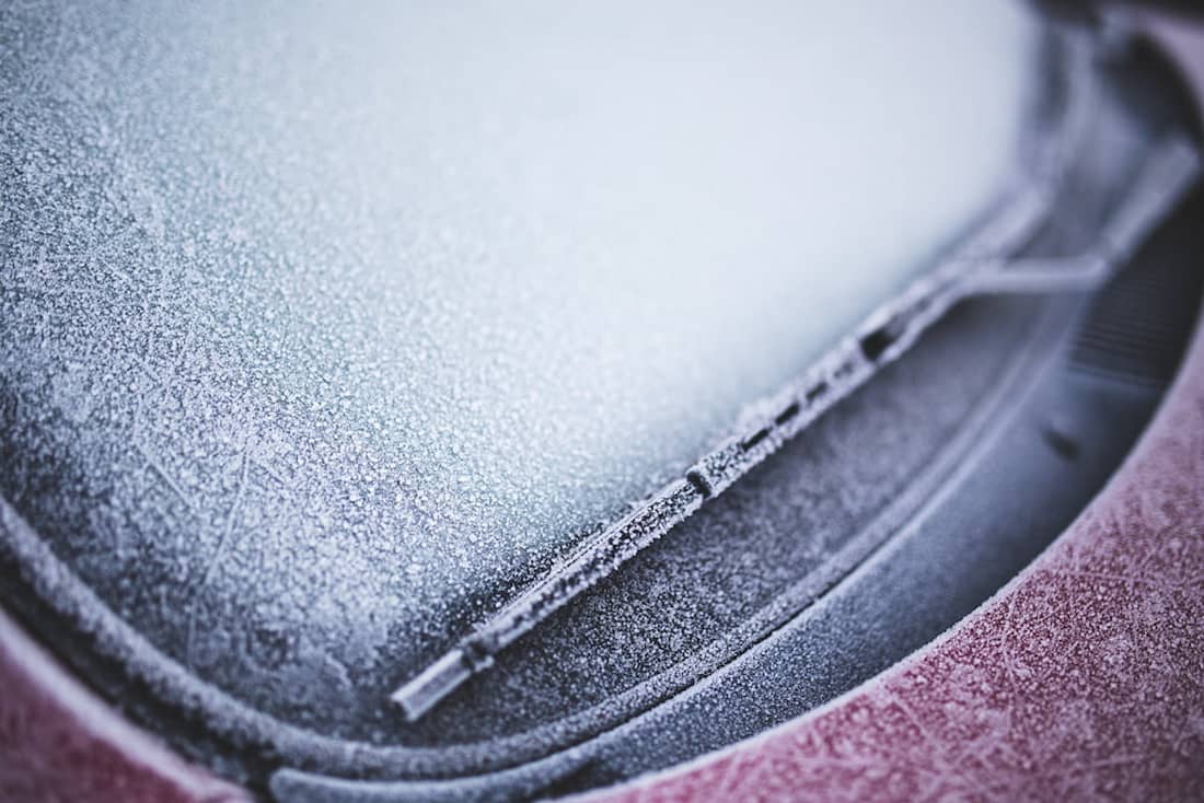  Ohne die Windschutzscheibe wären die Insassen eines Fahrzeugs Regen, Schnee, Eis, Kälte, Hitze und dem Fahrtwind schutzlos ausgesetzt