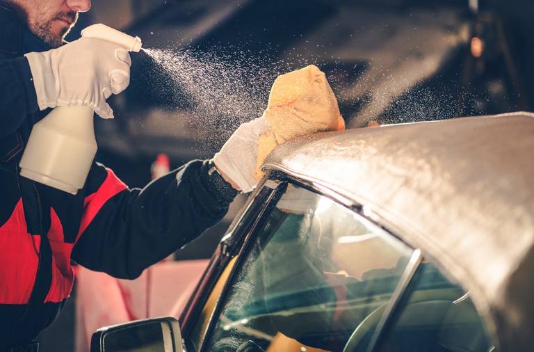 Darum ist Ihr Auto gerade so klebrig - was sie gegen Honigtau tun