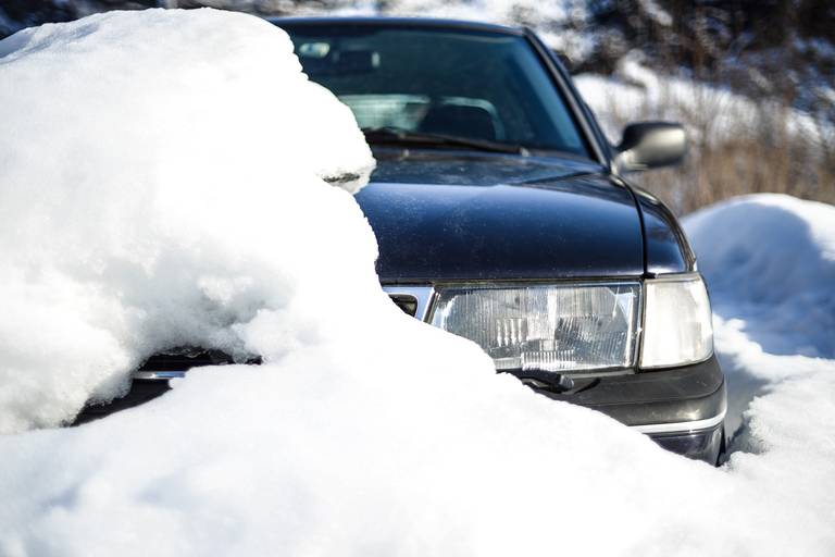  Gerade bei kalten Temperaturen und älteren Gebrauchtwagen kann es sich lohnen, ein Autobatterie-Ladegerät zur Hand zu haben.