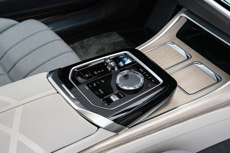 BMW-i7-xDrive60-Console