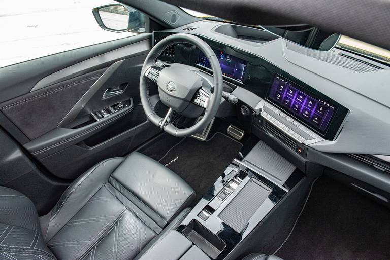  Bequeme AGR-Sitze, Head-up-Display und zahlreiche Hochglanzoberflächen: Der Innenraum des Astra bietet viel Luxus, aber ist im Finish nicht perfekt.
