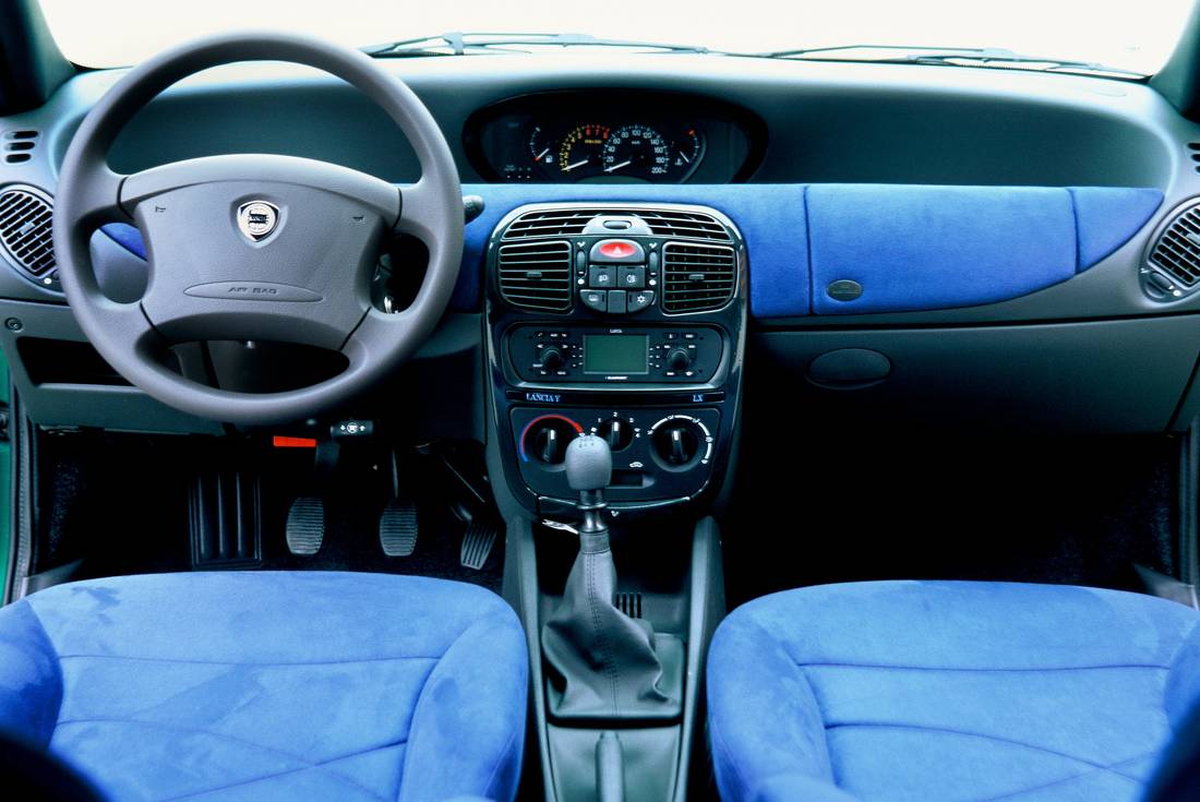 lancia-y-interieur