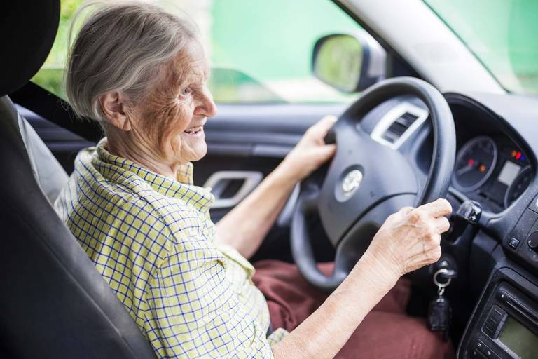 Ältere Frau am Steuer im Auto