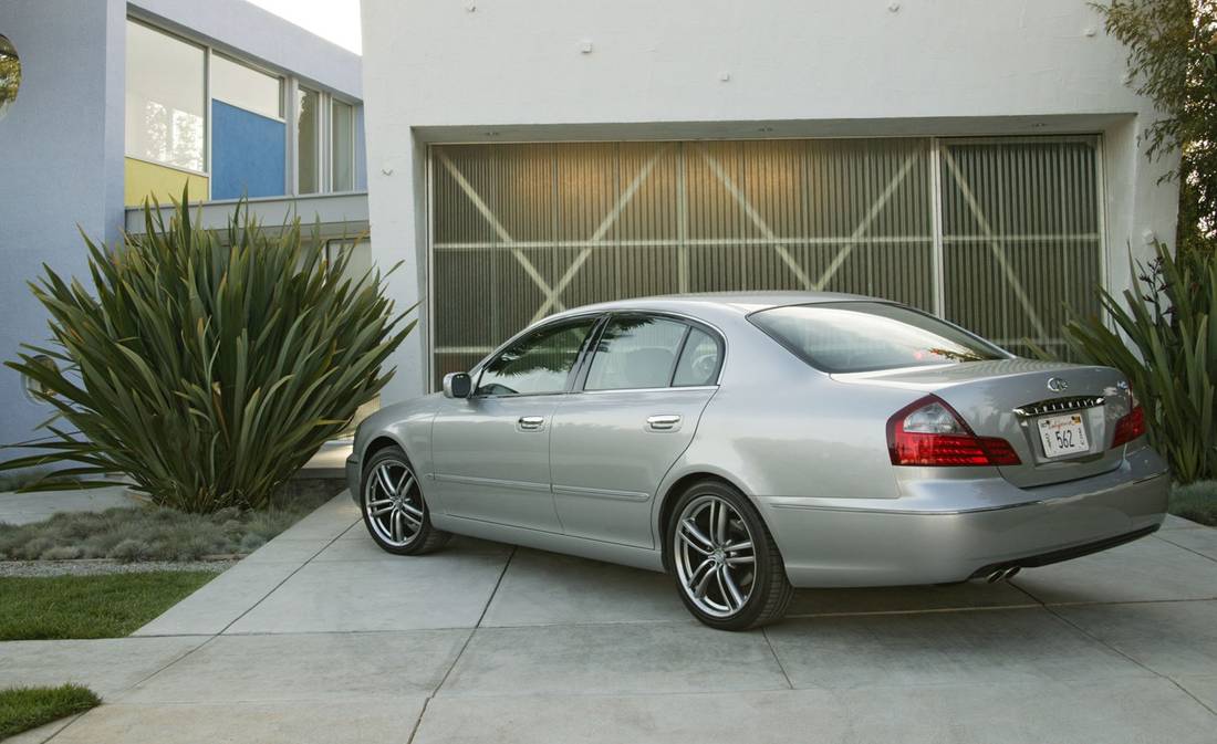 infiniti-q45-back