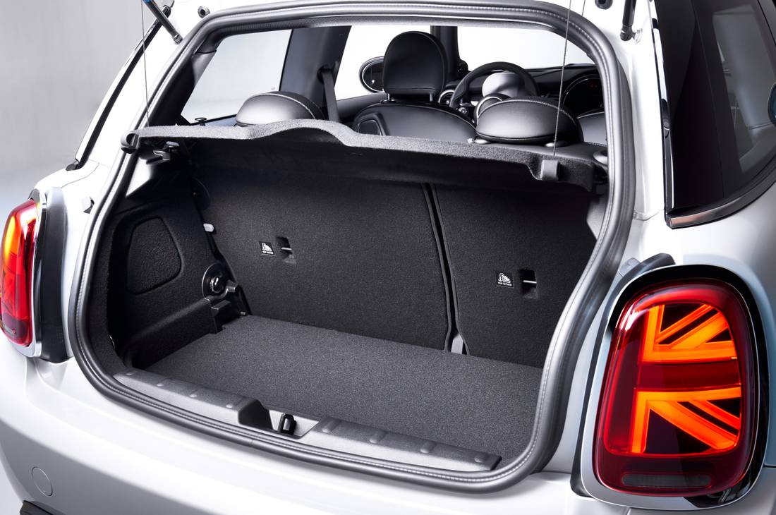 mini-cooper-se-trunk