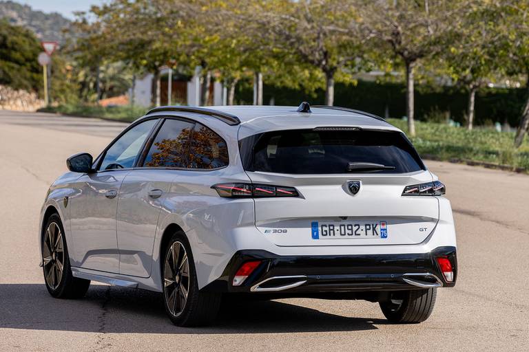  The Stellantis Group positions Peugeot internally above Opel.  Conversely, this means that the Frenchman is around 2,000 euros more expensive than the Astra Sports Tourer with electric drive.