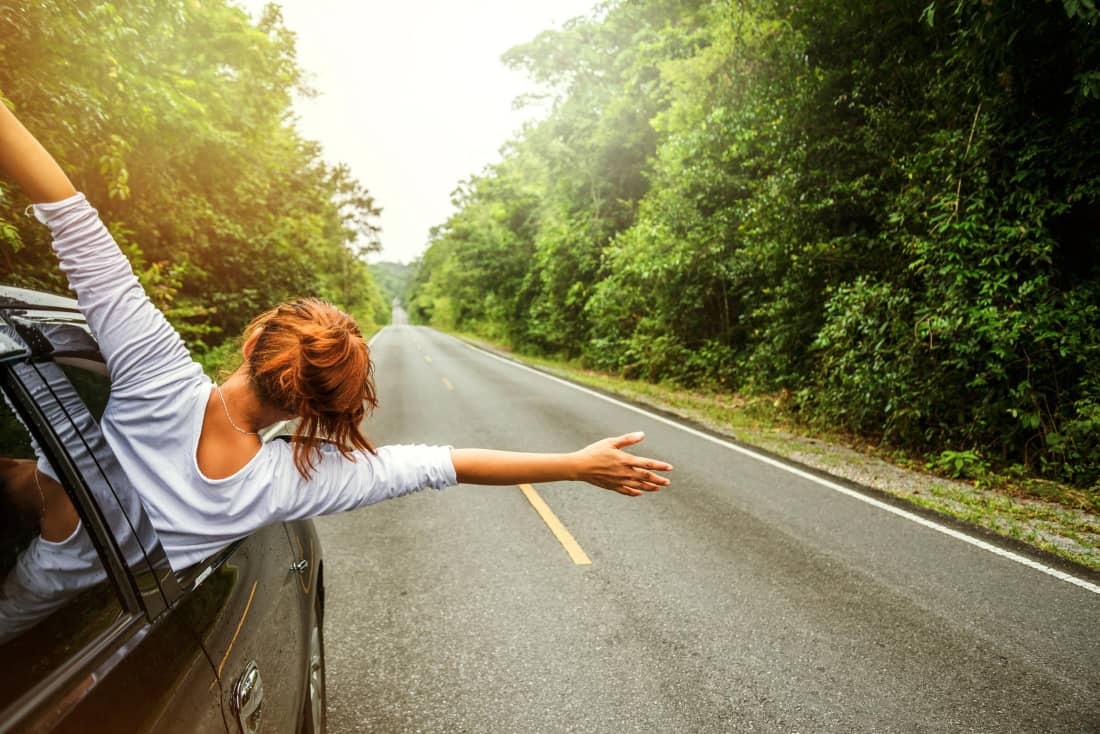 Frau aus Fenster Auto