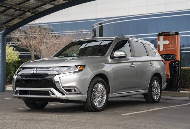  Kommt als Hybrid-SUV mit Front- oder Allradantrieb: Der Mitsubishi Outlander Hybrid.