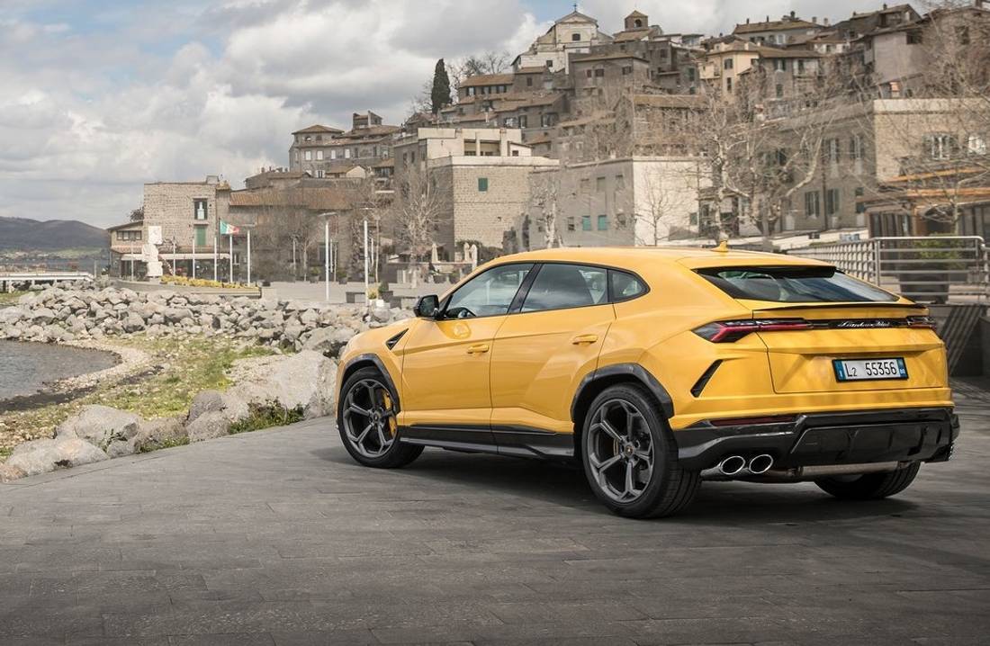 lamborghini-urus-back