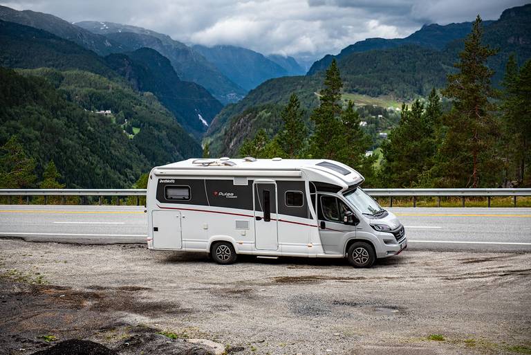  In aller Regel reichen die 160 PS des Fiat-Diesels (in dieser Variante seit 2022 nicht mehr lieferbar) für das gewichtige Wohmobil aus. Nur auf Passstraßen müht sich der 2,2 Liter Multijet3 merklich ab.