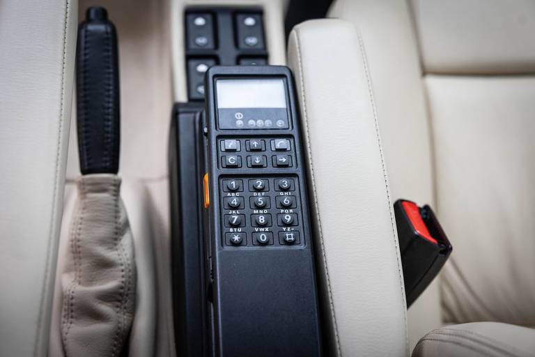  Wer in den frühen 1990er-Jahren etwas auf sich hielt hatte ein Autotelefon. Diese Sonderoption kostete auch in einem M5 noch 8.000 D-Mark extra.
