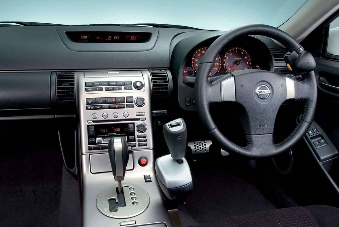 nissan-skyline-interior