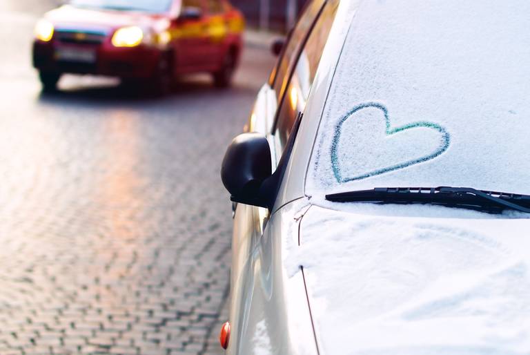 Gefrorene Autoscheiben: Dieses Hausmittel hilft sofort!