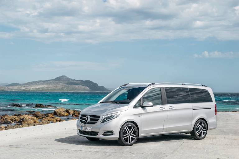  Die Mercedes-Benz V-Klasse ist ein König unter den Minibussen. Bei Bedarf fahren hier sogar bis zu neun Personen komfortabel.