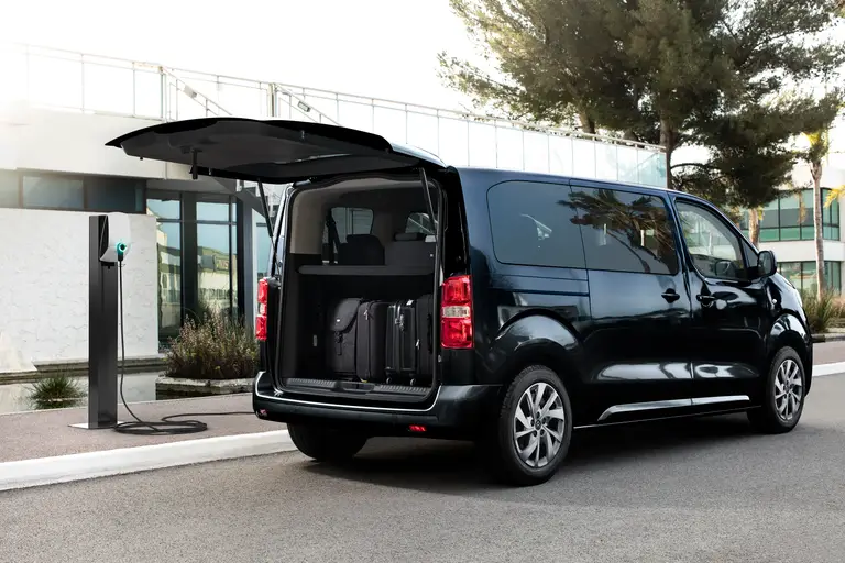 Wie lang ist ein 9 Sitzer Auto?