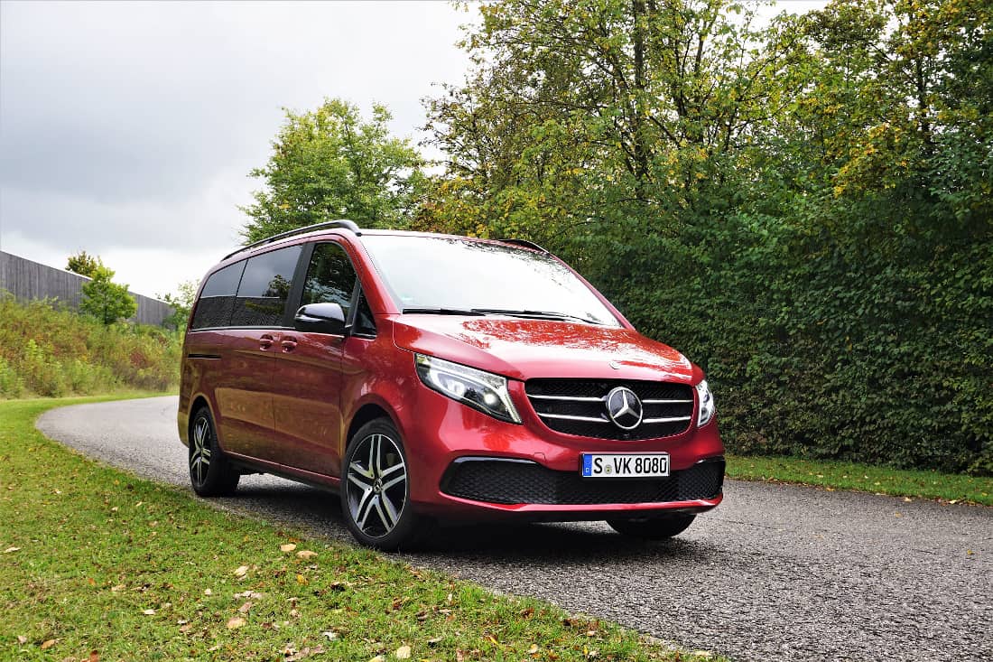 Mercedes-Benz V-Class V300d front right curve