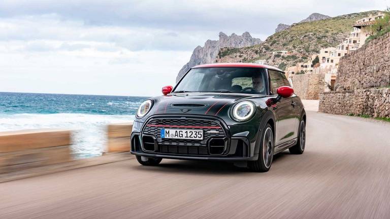  Der Mini JCW ist die sportlichste Variante des kultigen Kleinwagens aus dem Hause BMW. Die Baureihe F56 bekam 2021 ein weiteres Facelift.