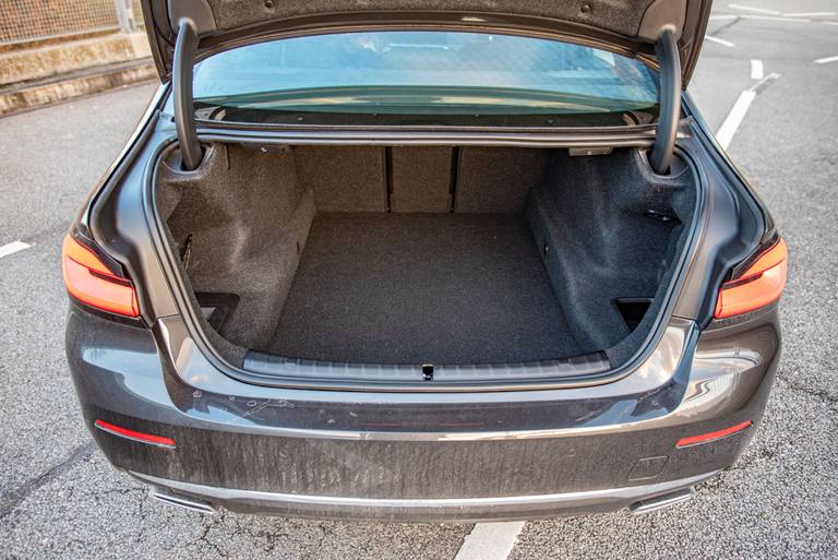 BMW-520i-Limousine-Trunk