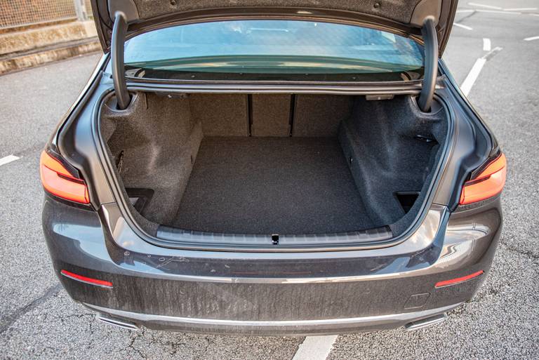 BMW-520i-Limousine-Trunk