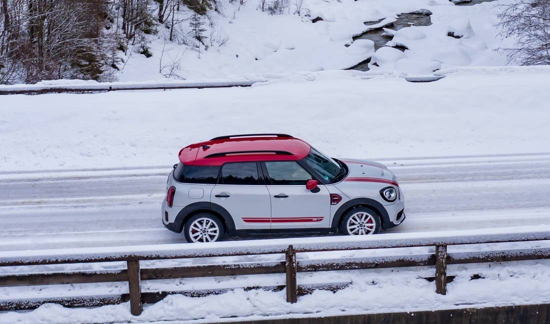 mini-john-cooper-works-countryman-side