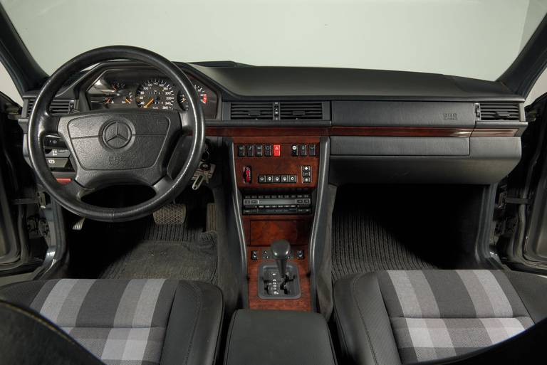 Mercedes-Benz-500E-60-Hammer-Interieur